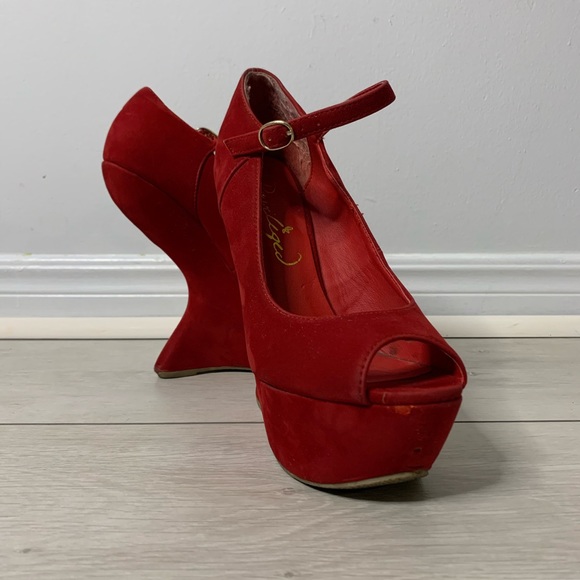 Unique Curved High Heels in Red / Size 6 - Picture 2 of 4